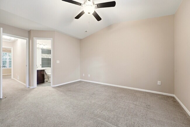 Foto del edificio - $2,140.95 with $300 off the first month's rent, 2 Beds - 2 Bath, Single Family Home in Centennial...