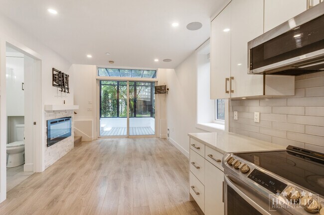 Photo du bâtiment - Modern 3 Bedroom, 2 Bathroom Laneway Home in South Vancouver