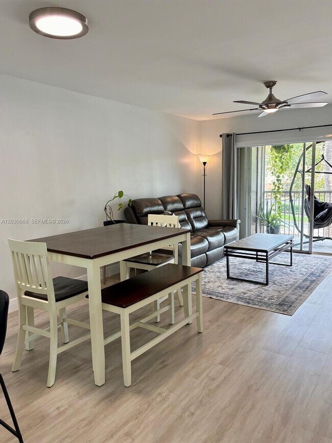Foto del edificio - 8750 Royal Palm Blvd