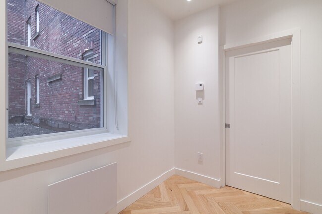 Building Photo - 590 Av. Outremont