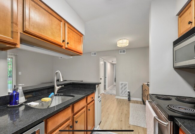 Foto del edificio - 1732 Ascot Way