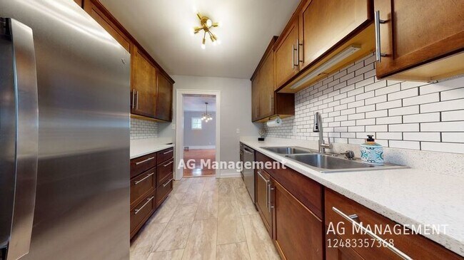 Building Photo - 940 N Pleasant St. - Gorgeous 4Bed/2.5Bath...