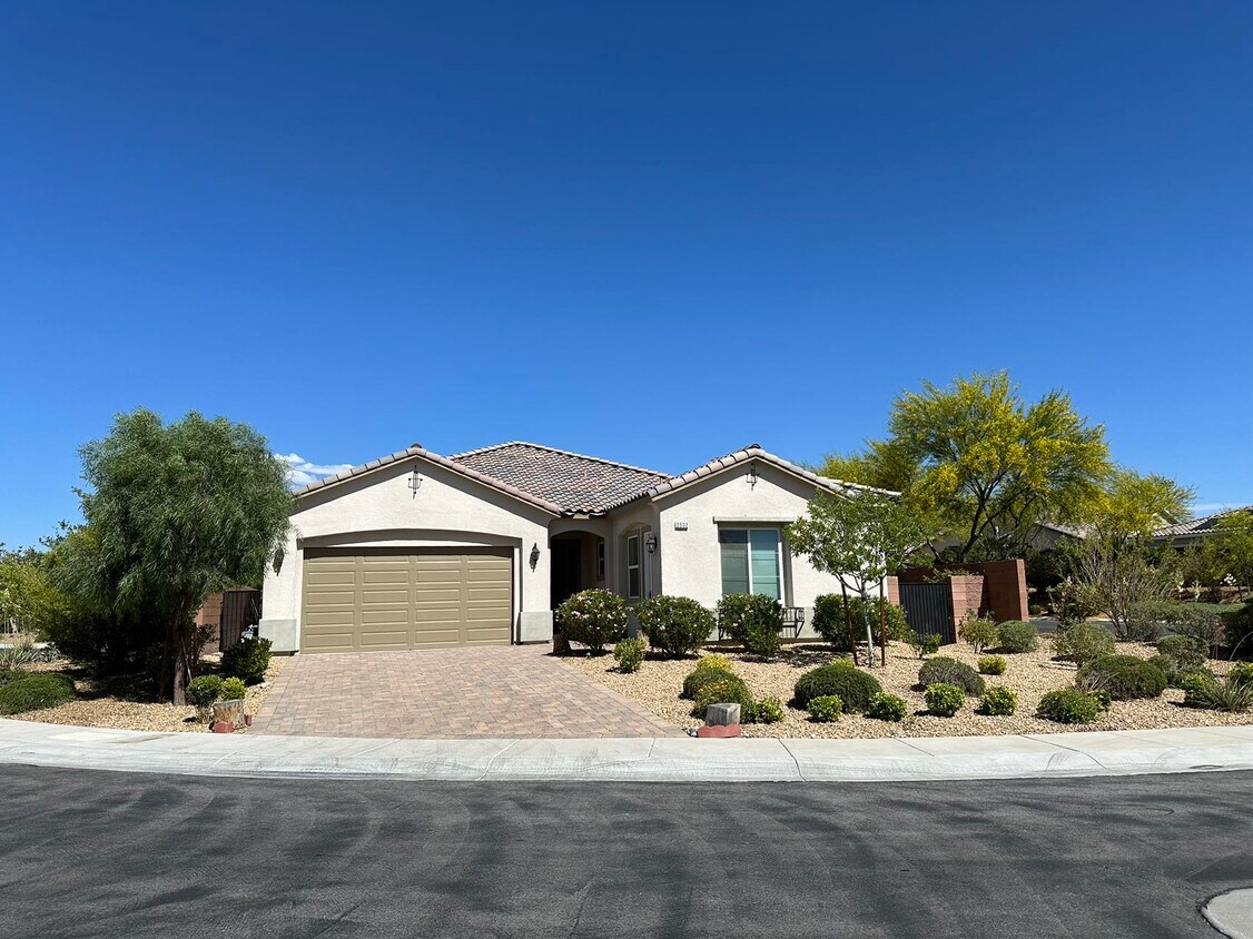 Primary Photo - 2532 Ballatore St