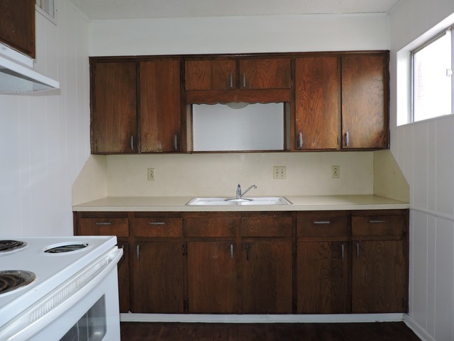 Building Photo - 809 Root Ave