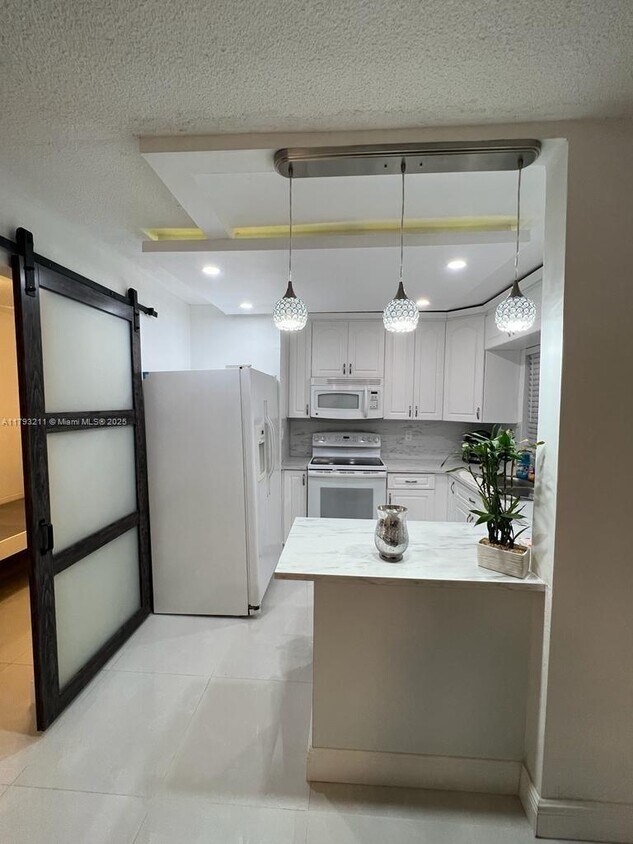 Foto principal - 7910 Taft St