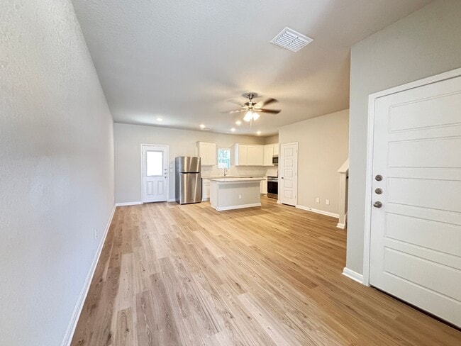 Building Photo - Modern 3 Bd 2.5 Full Bath Townhouse Near U...