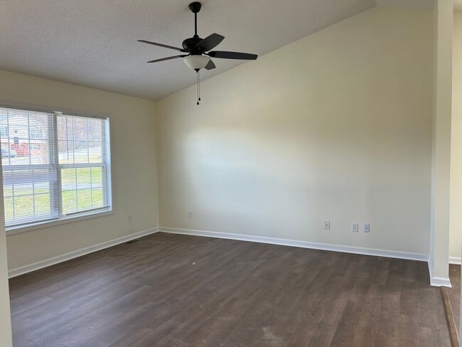 Building Photo - 3 bedroom / 2 bath + den located in Jonesb...