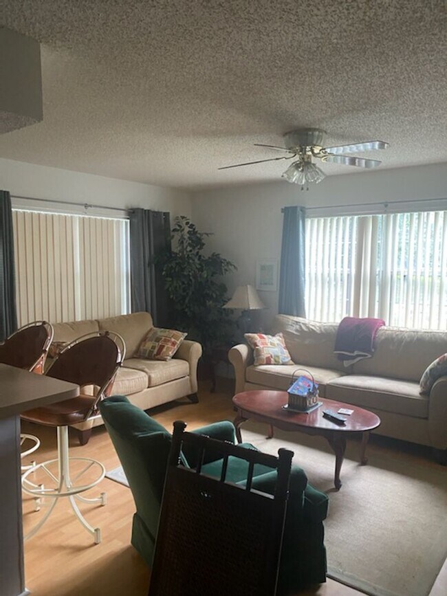 Foto del edificio - 2 bedroom 2 bathroom home with a screened ...