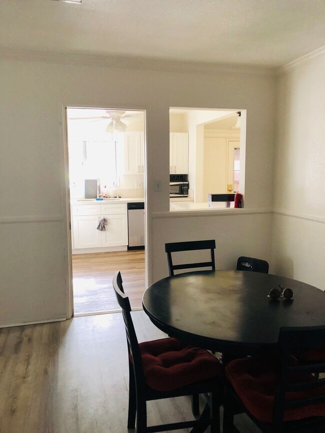 Foto del edificio - 6 Bedroom 3 Bathroom House  8 ppl MAX