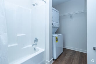 Studio - Captain - Swivel