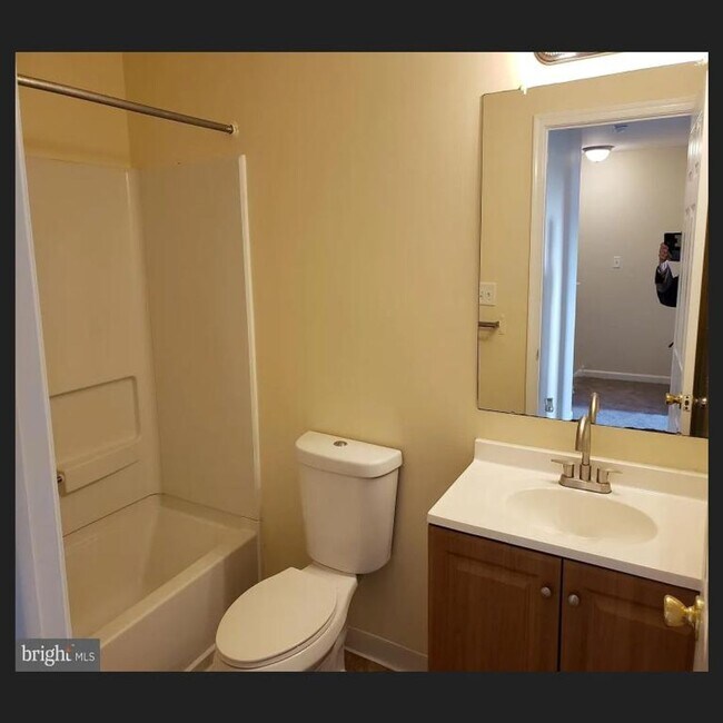 Building Photo - 3 Bedroom 2.5 Bath Townhome Located in Mid...
