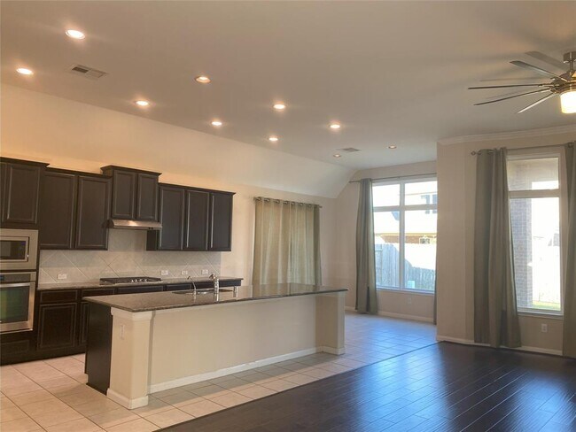 Foto del edificio - 4619 Tamara Heights Ln