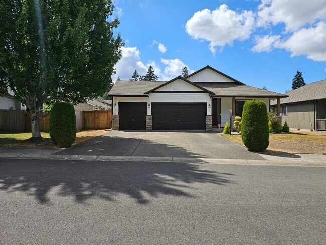 Foto del edificio - Spacious Tacoma Home with Gas Fireplace, 3-Car Garage & Covered Patio!