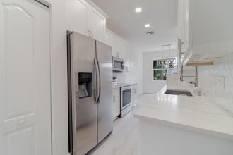 Building Photo - 205 River Bluff Ln
