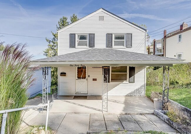 Agradable porche delantero - 133 Hamburg St