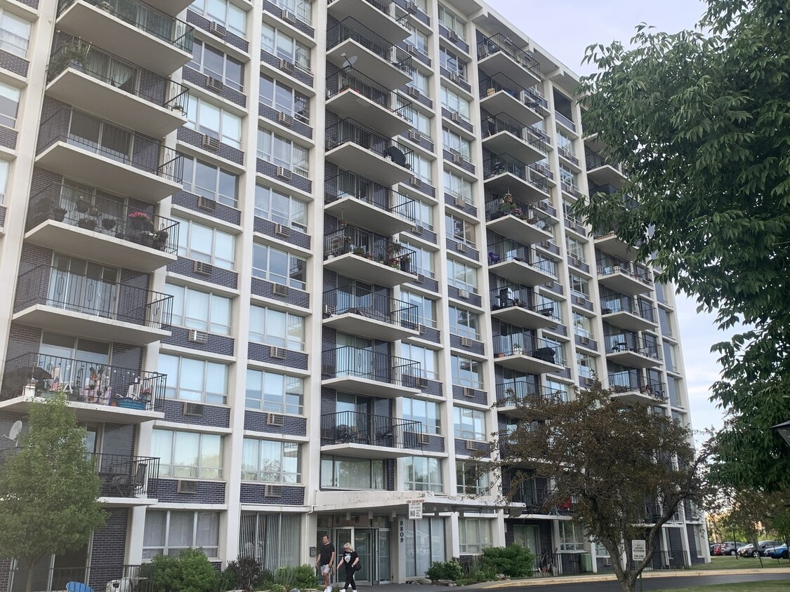 Foto principal - 8809 W Golf Rd