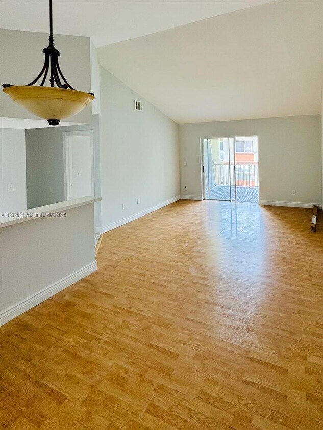 Foto principal - 18880 NW 57th Ave