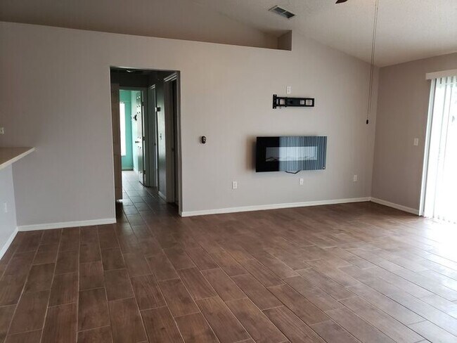 Building Photo - Single Family Home in Poinciana