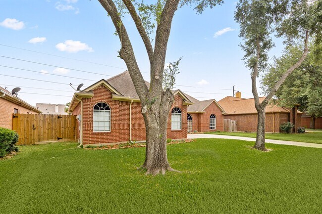 Foto del edificio - 10215 Hedge Way Dr