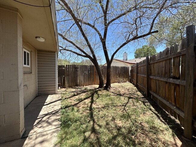 Building Photo - Beautiful Newly Remodeled Rear House Effic...