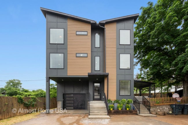 Photo - 530 Continental Dr House