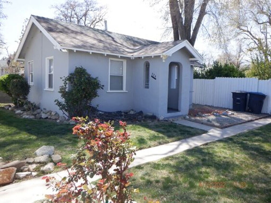 Foto principal - Charming home in Tehachapi