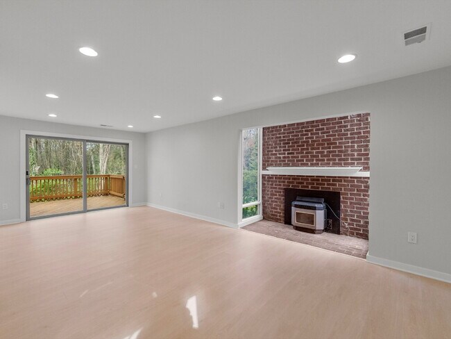 Foto del edificio - "Spacious 5-Bed Haven on Cedarest Rd – Where Comfort Meets Convenience in Fairfax!"