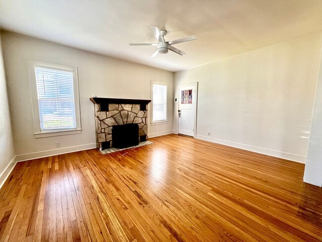 Building Photo - Charming 1940s Bungalow