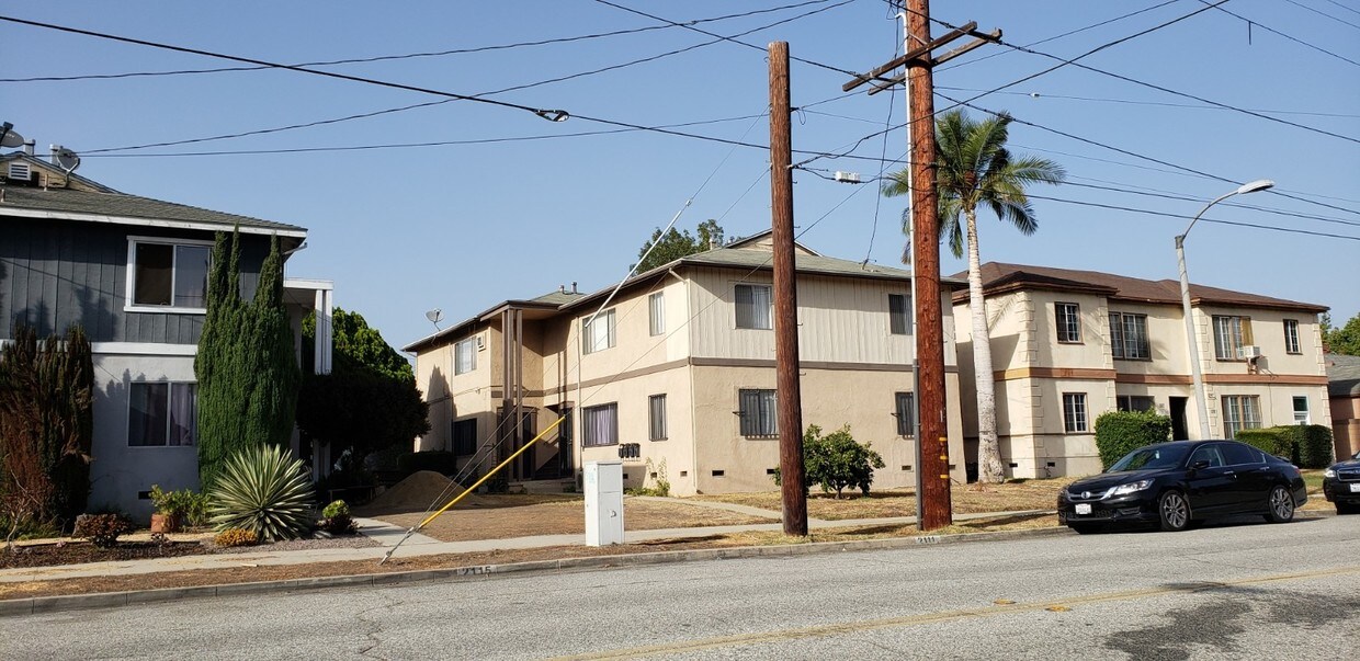 Front (2111 W Hellman 2nd fl unit available) - 2111 W Hellman Ave