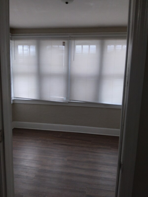 Foto del edificio - 241 W Broad St