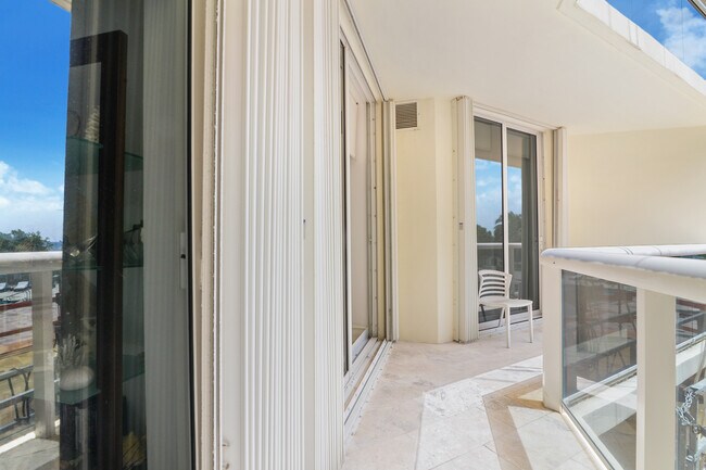Foto del edificio - 9595 Collins Ave