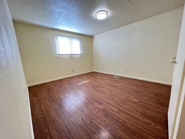 Building Photo - 4 Bedroom/3 Bathroom House in Midvale