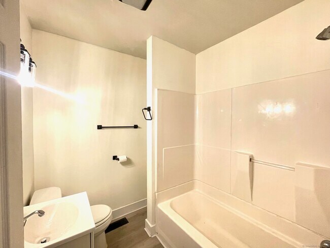 Foto del edificio - 394 Shelton Ave