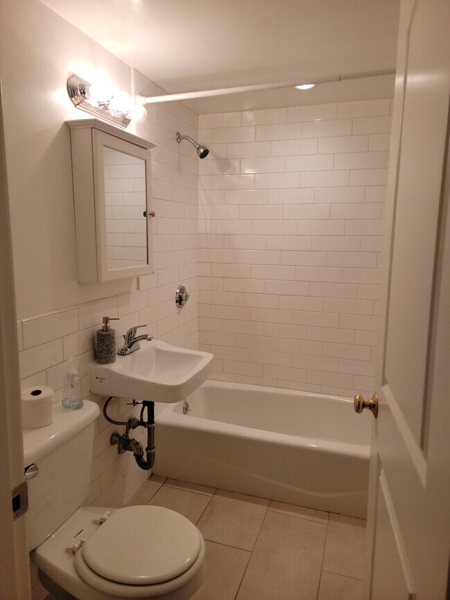 Building Photo - 27 Glenville Ave