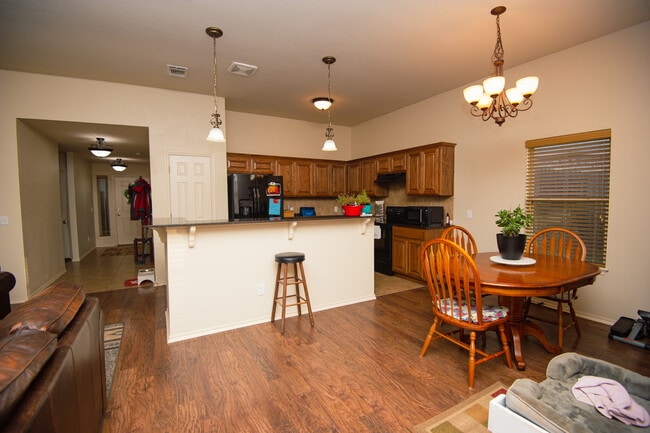 Photo - 912 S Linford Dr House