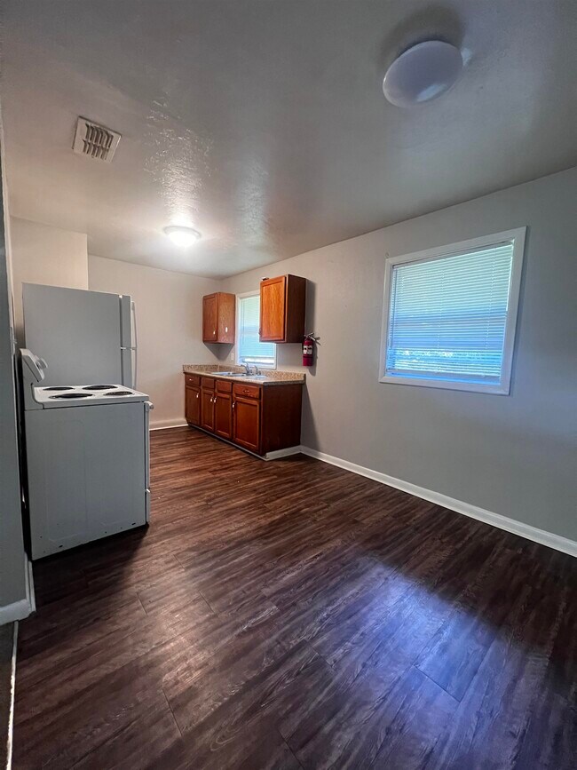 Foto del edificio - 3515 Falcon Dr