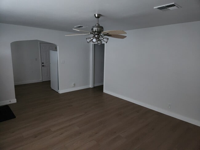 Building Photo - 374 Ainsley Ave