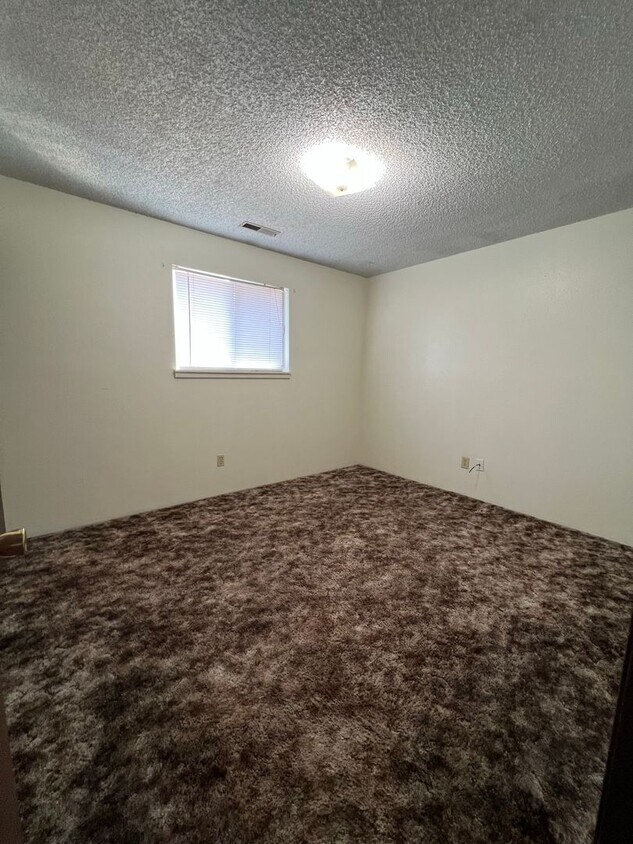 Foto del edificio - 2 Bedroom, 1 Bathroom Duplex - Upstairs Unit