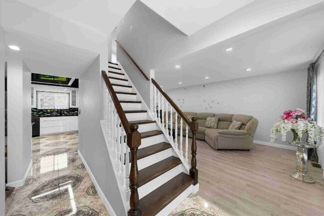 Building Photo - 264 N Southport Rd