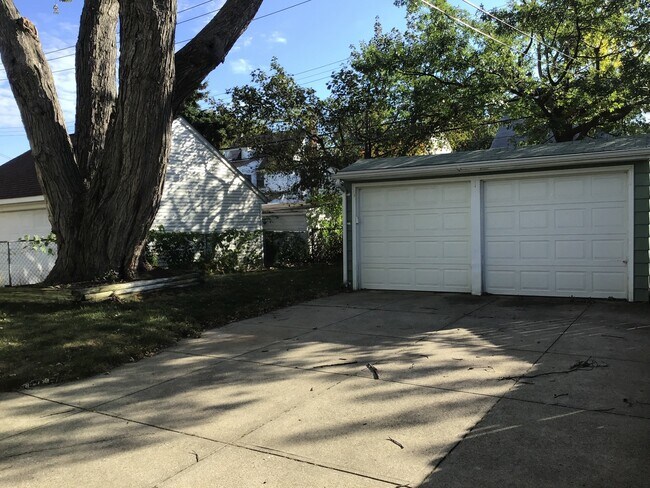 Foto del edificio - BEAUTIFUL 4 BEDROOM TUDOR STYLE HOME IN EUCLID