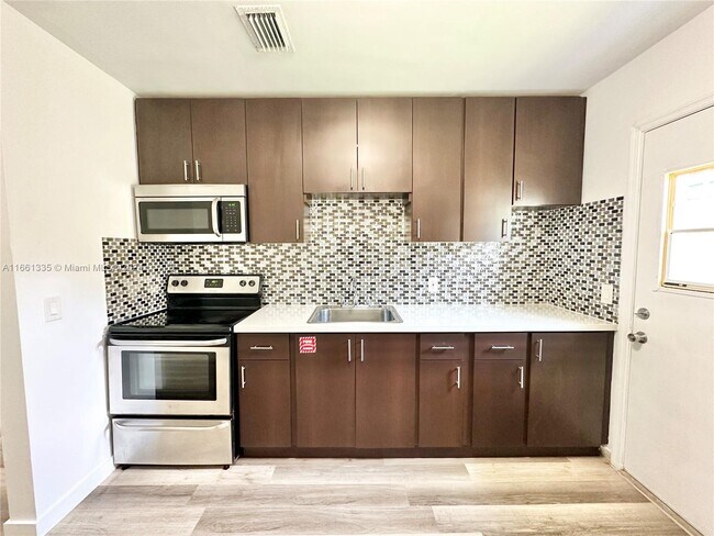 Foto del edificio - 5821 NW 8th Ave