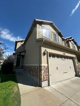 Building Photo - 1608 Hollyhock Cir