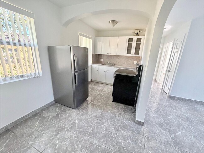 Building Photo - 11 Sidonia Ave