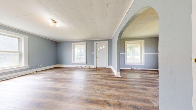 Foto del edificio - Large farmhouse with garage in Mapleton Schools