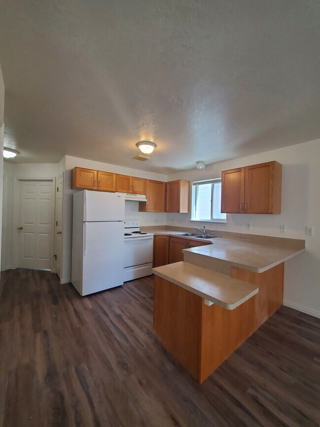 Building Photo - 630 Linden Dr
