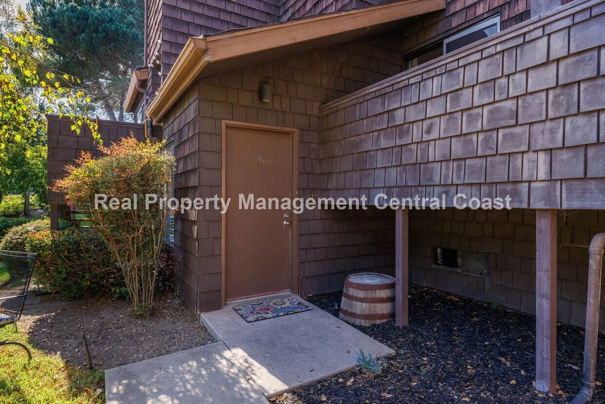 Foto principal - AVAILABLE JULY- Updated Tri-Level 2 Bedroo...
