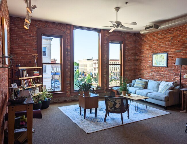 Unidad 200 - 117 N Market St