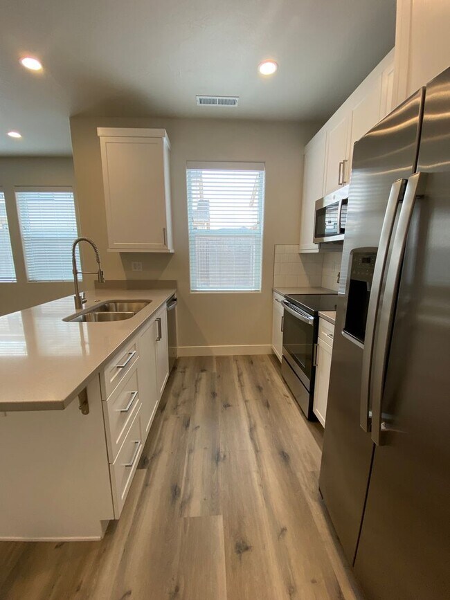 Foto del edificio - Mustang Townhome!!