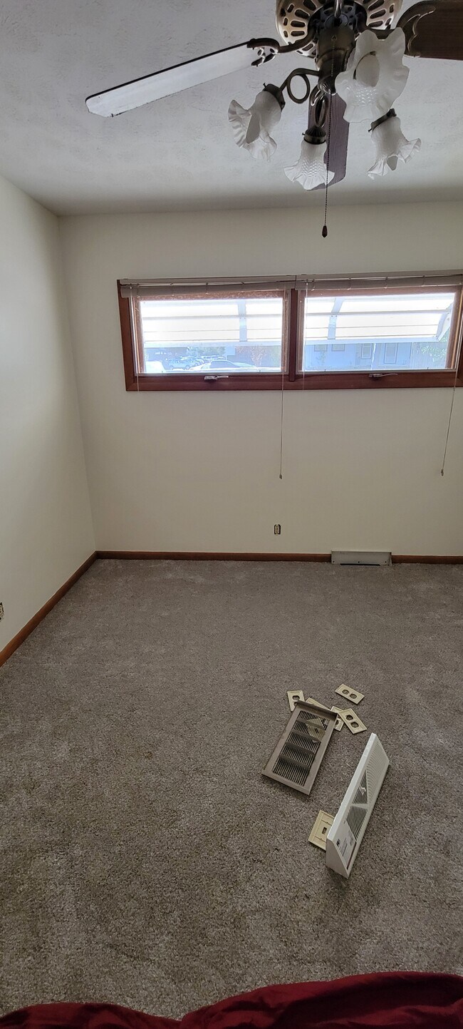 3bedrooms new carpeting. - 5323 Calvert St