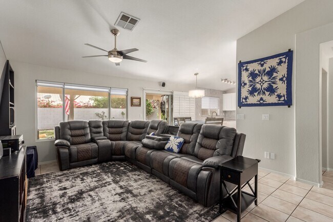 Foto del edificio - Custominzed home with lots of upgrades and...